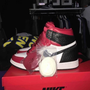  - Säljer dessa Jordan 1 retro High satin snake Chicago  Från näst senaste droppet i storlek 38,5   Skorna är helt nya aldrig testade  Kan frakta om du lägger till 95 kr för spårbar frakt🚚