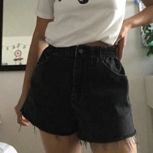 Lee shorts  - Svarta Lee shorts köpta på Beyond Retro. Bra skick.        🌑🖤🦅