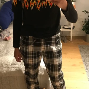 Rutiga byxor - Rutiga byxor, använda en gång. High wasted. Passar mig med W25🖤🤍🖤