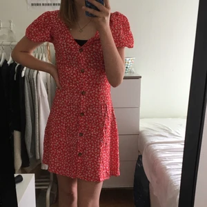 blommig klänning - supersnygg och trendig klänning från hm men säljs eftersom att den aldrig kommit till använding❤️❤️  strl 32 vilket motsvarar xs/s skulle jag tro. 