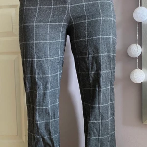 Grårutiga tygbyxor - Jättefina tygbyxor från NLY trend i strl 34 som även passar strl 36 beroende på längd :)