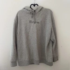 Grå Hoodie  - Hoodie från Vero Moda 