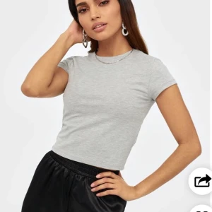 Topp från Nelly  - HELT OANVÄND topp från Nelly med fina detaljer!💗 köpt för 170kr, köparen står för frakten. (Frakt 22kr)