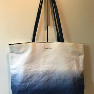 Calvin Klein strandbag - Strandväska från Calvin Klein, ny. 