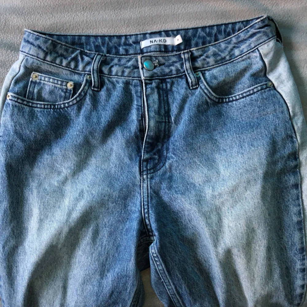 Fina straight jeans i två olika tvättar i storlek 38 från NA-KD men skulle även passa 36 om man vill ha en mer ”mom-fit”.. Jeans & Byxor.