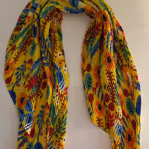 Söt, mönstrad scarf/hårband/sjal (kan användas som alla tre) från Zara, Använd en gång! 