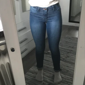 Lågmidjade jeans - Mörkblåa och lågmidjade jeans. Använda några få gånger men i mycket bra skick. 50kr + frakt 44kr