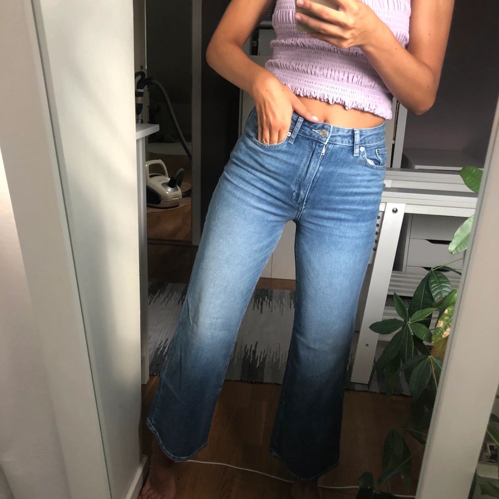 Ett par vida korta jeans som är hur sköna som helst. Använda max 1-2 gånger. Jag har storleken 34.   Om jag ska frakta till er betalar ni frakten!!  Betalning sker via swish. . Jeans & Byxor.