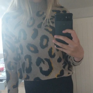 Stickad leopard tröja✨✨ - Superfin och trendig leopard tröja, bra skick, lite urtvätrad men ändå skön! Storlek S men sitter som XS/S🥰köparen står för frakten eller så kan jag mötas upp, står inte för om det slarvas✨