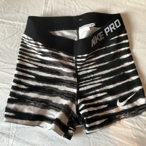 Nike PRO shorts - Säljer dessa 2 tränings shorts från Nike! Dom första storlek XS. Dom rosa shortsen är sålda. Frakt tillkommer