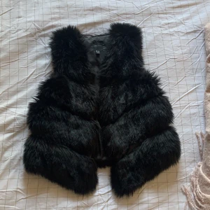 Pälsväst  - Knappt använd pälsväst, superfin över skinnjacka eller långärmat. Säljs pågrund av för stor och inte min stil längre. Köpare står för eventuell frakt🤗