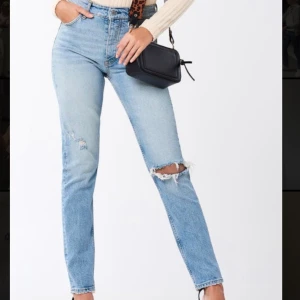 Jeans från Gina - Slitna jeans från Gina Tricot! Knappt använd så är i väldigt bra skick. Köparen står för frakten!💞