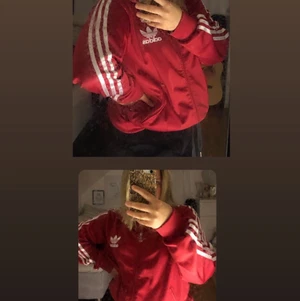 Röd adidas tröja - Röd Oversized adidas tröja med dragkedja i storlek S i bra skick förutom att en av dragkedjorna har släppt, går fortfarande att stänga och allt men bara att den släppt! går säkert att fixa dit en ny om man vill (köpare står för frakt)skriv för bilder!