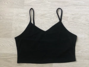 Söt topp - Oanvänd, för stor. Ej inkl frakt. Frakt 22 kr