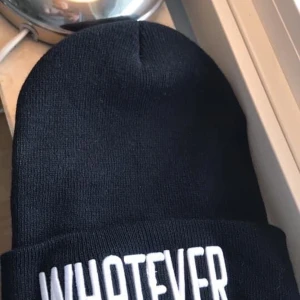 Mössa  - Med texten whatever totalt oanvänd ny skick