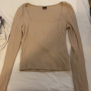 Beige ribbad långärmat tröja - Hel ny.