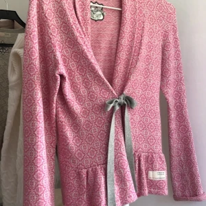 Rosa odd Molly kofta - Säljer nästintill ny kofta från odd Molly, fosa/vit med grå roset på mitten. Nypris ca1800kr säljer för 1000kr eller bud💓💓