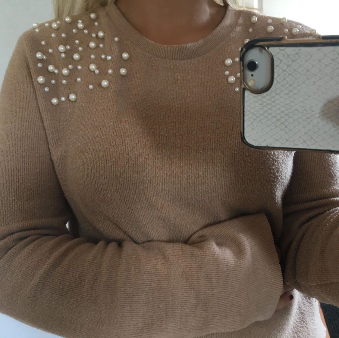 Beige tröja med vita pärlor