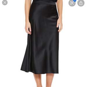 En helt ny svart satin kjol med prislappen på. Den sitter jättefint på kroppen(som på första bilden,ej min bild) men den är lite för lång för mig( jag är 155cm), men är man längre så passar den perferkt. Kan frakta(11kr) elr mötas upp i Gbg :))