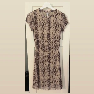 Other stories dress eur 36 - Klänning från other stories. Förra säsongen, passar 34/36. Finns i Stockholm.