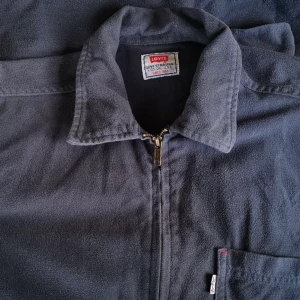Vintage Levis Overshirt - Vintage Levis overshirt som kan användas både som skjorta/jacka. Herr stl S men har använts oversize för mig som har S i dam. Fint vintage skick 💕 fri frakt!