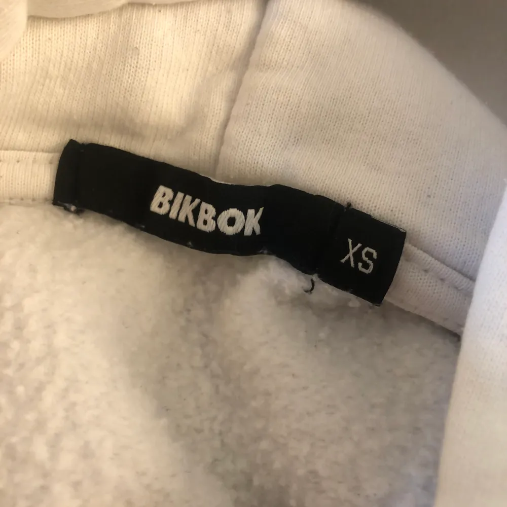Säljer min vita hoodie från Bik Bok i storlek XS. Köpt förra året och säljer för 150 kronor + frakt. Skriv för mer info🥰. Tröjor & Koftor.
