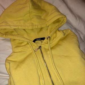 Gul hoodie med dragkedja från bikbok i storlek S, använd fåtal gånger