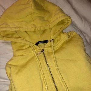 Gul zip hoodie - Gul hoodie med dragkedja från bikbok i storlek S, använd fåtal gånger