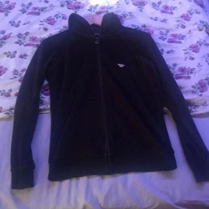 Armani kofta  - Äkta Armani kofta storlek S. Så gott som ny nästan använd fåtal gånger. Köpt för ca 1700kr