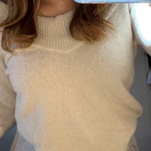 Stickad tröja - Fin stickad tröja från h&m i storlek XS men sitter fint på mig som vanligtvis har storlek S, kontakta mig för mer information:)