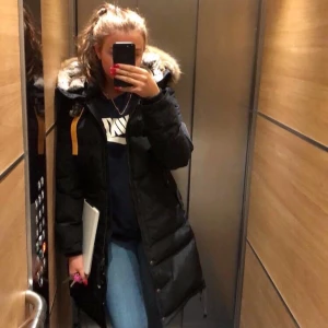 Para jumper longbear  - Säljer min parajumper longbear jacka DAM pga av byt stil och den är för stor): köp 2019 på debut i Örebro. 🔴RÖK FRI🔴 fler bilder finns via intresse 