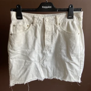 Vit jeanskjol  - Vit jeanskjol. Använd men fortfarande i gott skick. Frakt tillkommer