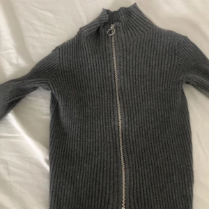 Lindex grå tröja strl s - En super fin grå tröja men en dragkedja, säljer nu den pgr av att den är för kort i armarna för mig:( den är i storlek s men VÄLDIGT stretchi (ord pris 180) säljer den för 80+frakt!🥰 kontakta mig vid frågor elr mer bilder!