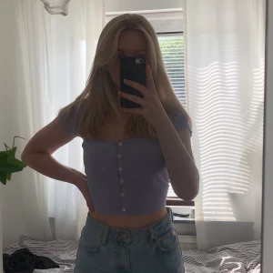 Brandy melville zelly top - Säljer denna lila,söta och trendiga toppen från brandy melville. Säljer då den inte används tillräckligt mycket. Säljer endast vid ett bra bud då den inte går att köpa längre.Köparen står för frakten🥰