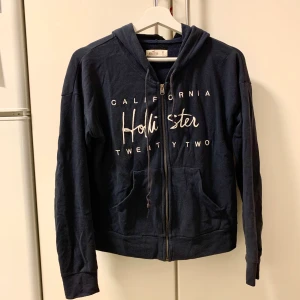 Hollister tröja  - Mörkblå tröja från hollister i storlek xs men passar även en s💙 150 ink frakt 