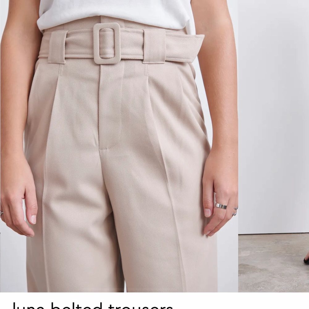 Ett par snygga byxor från Gina tricot som jag aldrig har andvänt. Dom sitter snyggt på och har ett bälte med som man kan ta av om man känner för det. Köpte för 599 kr och säljer den för 250 kr. Har storlek M men dom passade mig perfekt. . Jeans & Byxor.