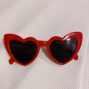 Solglasögon - Snygga och roliga hjärtformade solglasögon👁❤️👁