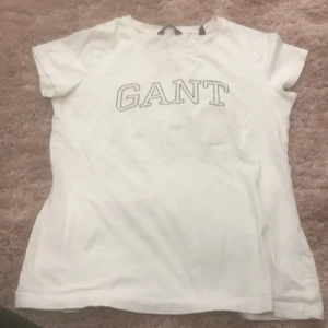 Gant XS - Säljer min gant t-shirt i storlek:XS då jag inte använt den mer än 2 gånger och den bara ligger så tänkte någon annan kan få mer nytta av den✨ Pris går att diskutera då jag gärna vill bli av med den 💕💕 skriv om ni vill ha bild på så ordnar jag såklart det✨