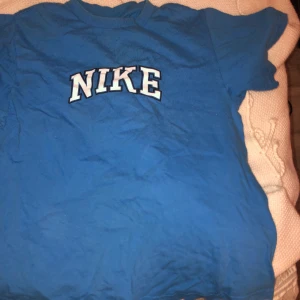 Nike t-shirt - En blå Nike tröjja. Äkta! Säljer den då den inte kommer till användning. Storlekar L men sitter mer som en M💞 Hör av dig om de är någonting som du undrar❤️