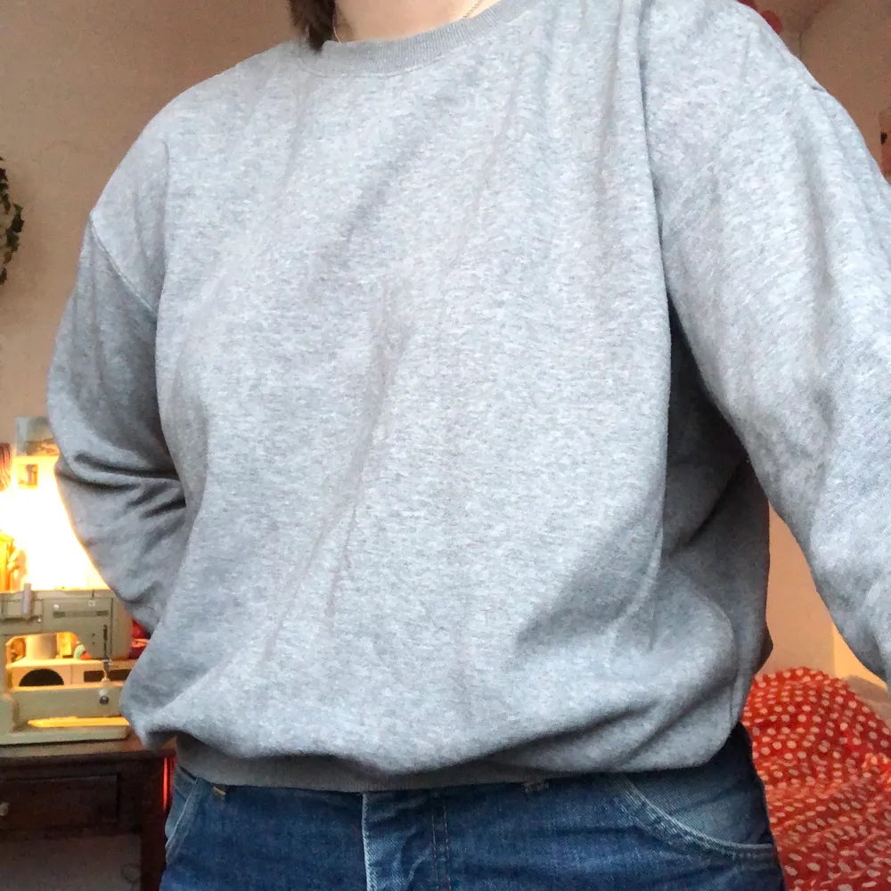 Grå sweatshirt från hm använd ganska mycket men den är fortfarande i fint skick! Jag har storlek M för referens👍🏻❤️. Tröjor & Koftor.