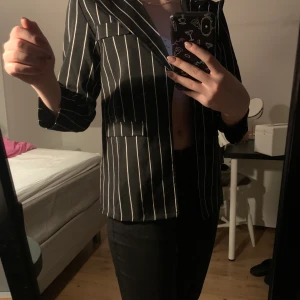 Randig kavaj - Använd ett par gånger men den är hel och fläckfri. Vet ej vart den kommer från men passar strl XS/S 