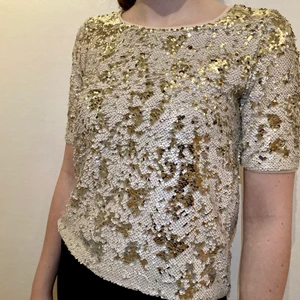 Paljettopp i vitt och guld, storlek S - En paljettopp från Lindex i storlek S, med vita och guldiga paljetter. Enbart använd ett fåtal gånger, fint skick. 