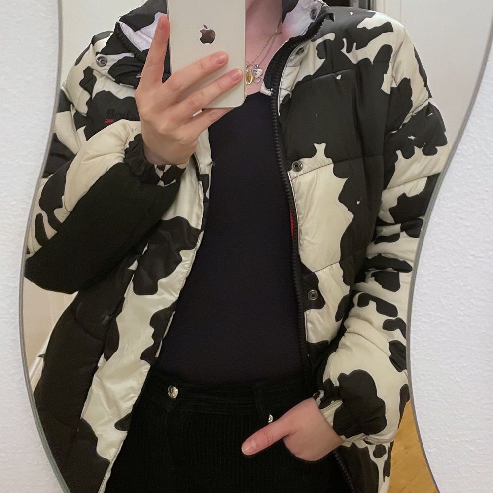 PUFFER JACKET IN COW PRINT. SIZE XS. BIG IN SIZE. FEELS MORE LIKE A SMALL-MEDIUM. ONLY WORN A FEW TIMES. IT’S SO COMFY AND WARM. . Jackor.