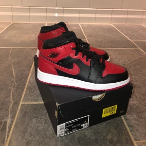 Nike air jordan - Helt nya Nike air Jordan mid. Aldrig andvända, bara testade 1 gång. Snabb och smidig affär så försten till kvarn.