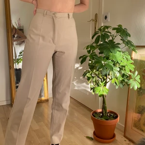 Benetton kostymbyxa beige  - Raka kostymbyxor i en fin beige färg. Lite trasig i en av sömmarna men inte ett hål. Passar ungefär XS/S. Skriv för mer frågor! :)