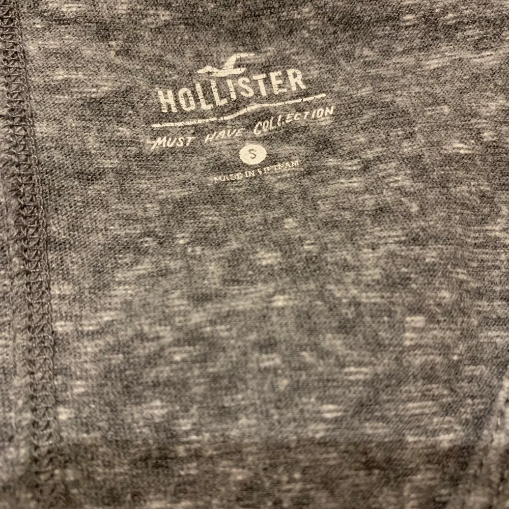 Snygg tshirt från Hollister i S som är v-ringad. T-shirts.