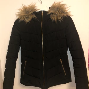 Vinterjacka från Only  - Vinterjacka från Only petite collection, figursydd och sitter jättefint på! Pälsen är avtagbar om man skulle vilka det.