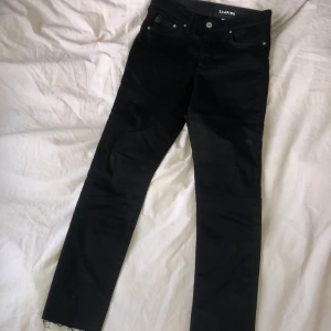 Skinny jeans från H&M i storlek 29/32 - Väldigt stretchiga och sköna, dock klippta i benen och går till vristen på mig som är 160cm.