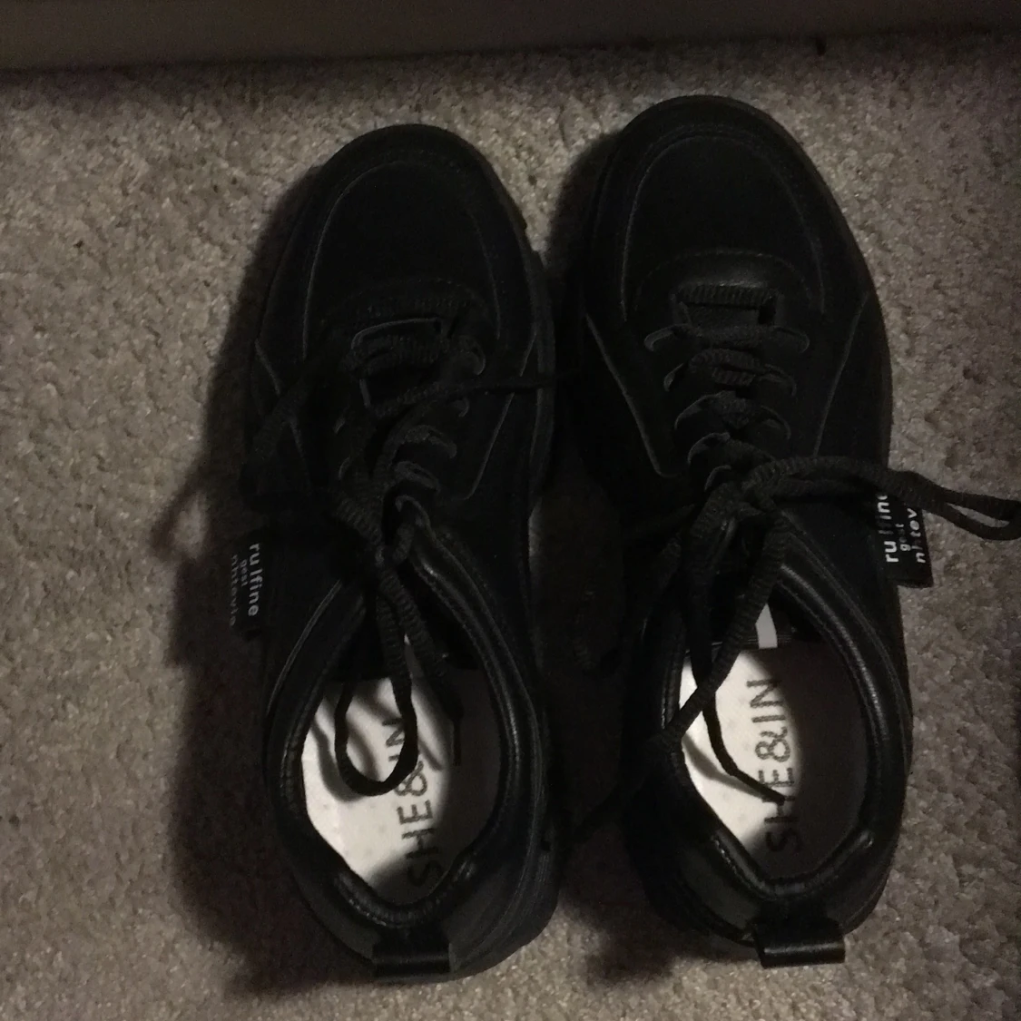 Ett par svarta skor från SHEIN  - 91