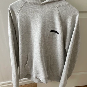 THE CLASSY ISSUE - Säljer denna skit sköna hoodien pågrund av att jag inte använder den längre, den är lite stor i stl